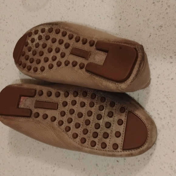 Tory Burch Beige Loafers with Gold Emblem - Picture 6 of 6